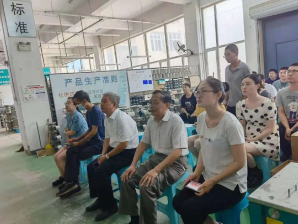 组织员工观看七一庆祝活动，销售团队代表到厂房建设工地参观